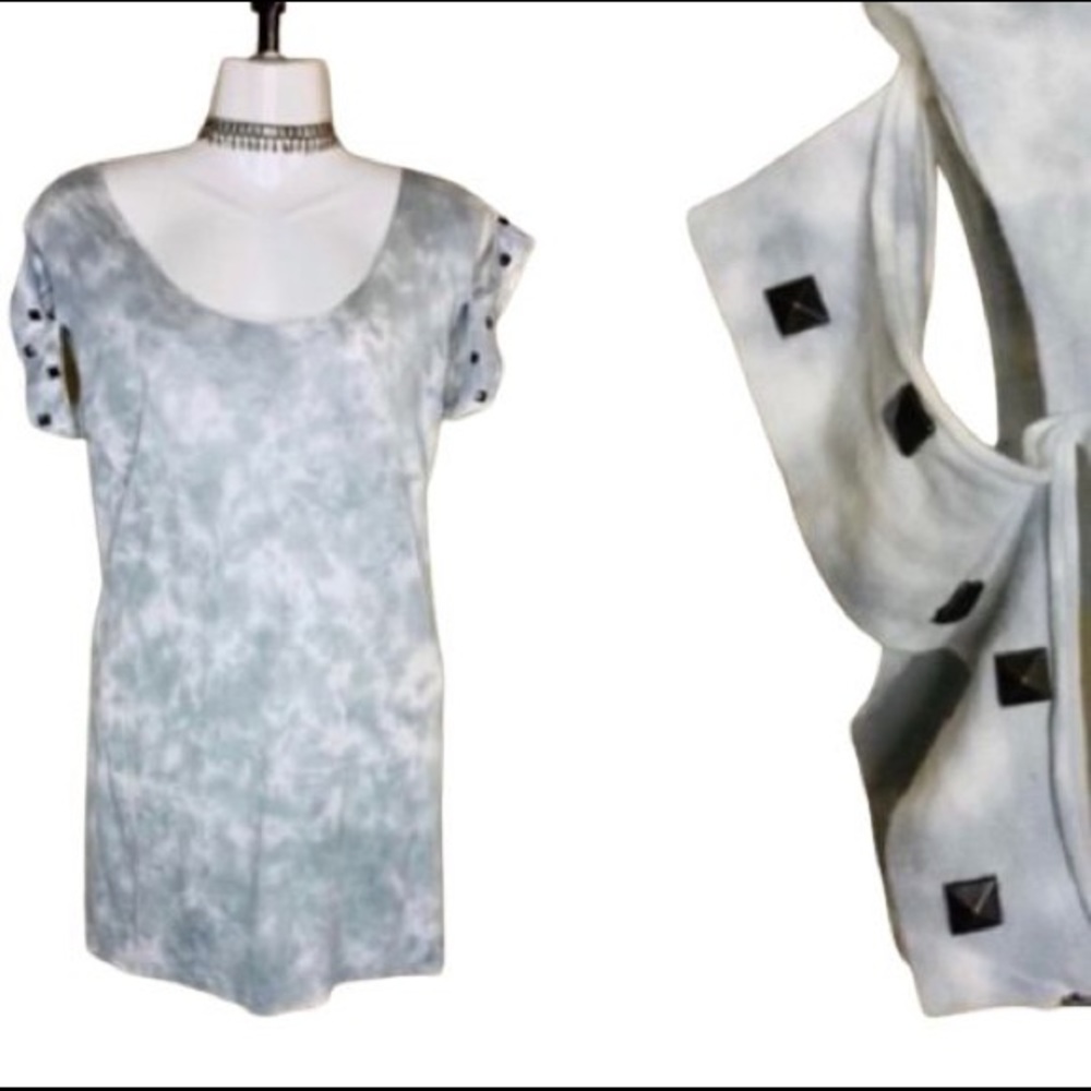 Pull over tee-Shirt with studded sleeves.
